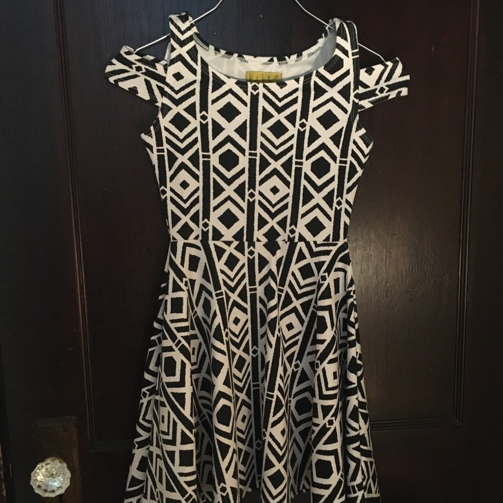 Adorable Nicole Miller dress with cold shoulders!